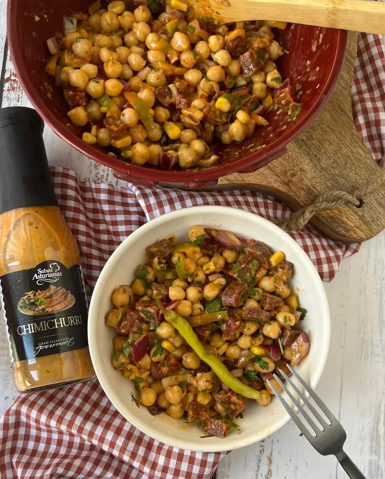 Ensalada de garbanzos y chorizo con salsa chimichurri