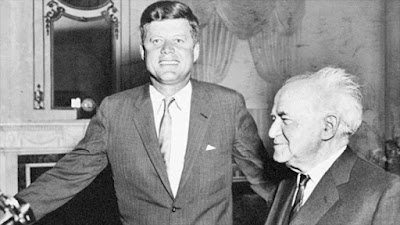 El expresidente estadounidense, John F. Kennedy, y el ex primer ministro de Israel, David Ben-Gurión se reúnen para una charla en el Waldorf Towers (Nueva York, EE.UU.), 30 de mayo de 1961.