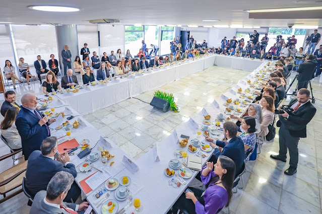No dia de seu aniversário, Lula faz balanço de ações federais em conversa com jornalistas