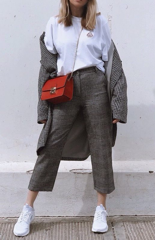 comfy outfit idea to wear this fall : white t-shirt + red bag + plaid coat + grey pants + sneakers