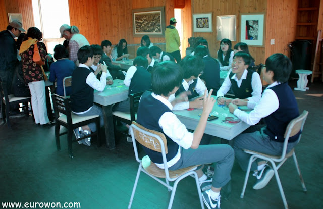 Niños coreanos haciendo manualidades