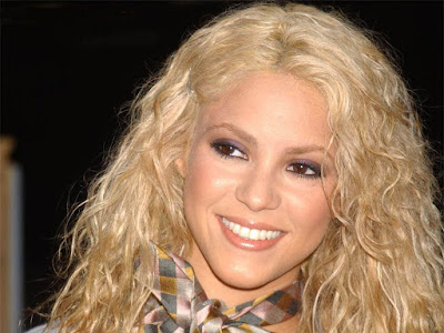 Shakira Sexy Smiling Wallpaper