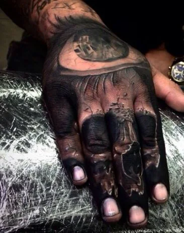 vemos un tatuaje en la mano