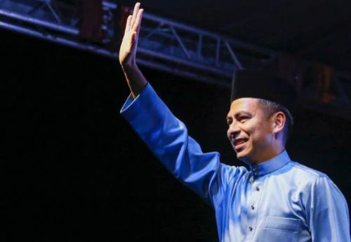 Foto Menteri Komunikasi dan Digital Malaysia, Fahmi Fadzil. Di Malaysia, Politisi Dilarang Ngisi Ceramah di Masjid.