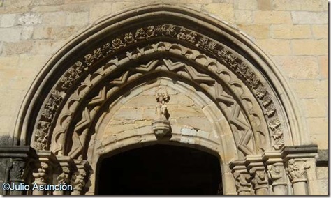 Portada de la iglesia de Santa María del Puerto - Santoña