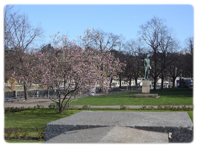 Josef Mánes-skulpturen står i parken ved Alšovo nábř. i Gamlebyen (Staré Město) i Praha.