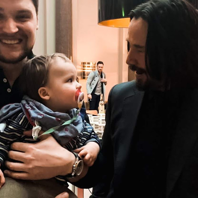 Baby Neo met his namesake Keanu Reeves : キアヌ大好きのパパによって、「マトリックス」の主人公と同じ名前のネオと名づけられた赤ちゃんが、ネオ本人のキアヌ・リーブスとご対面 ! ! の素敵な記念写真 ! !