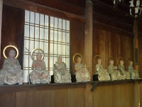 左右両側に十六羅漢像が安置