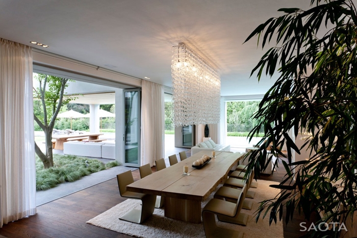 Open dining room in Contemporary Villa by SAOTA