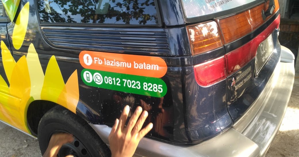 percetakan batam: PEMASANGAN LEM STIKER PADA MOBIL