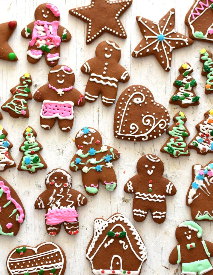 Galletas de jengibre decoradas con distintos motivos navideños