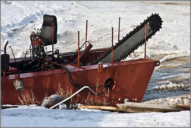 Motosierras gigantes para cortar el hielo en Arkhangelsk Rusia Saws to cut the ice giants in Arkhangelsk Russia