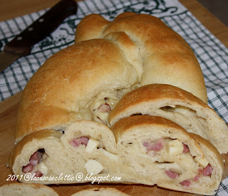 Treccia di pane farcita con pecorino, provolone e pancetta