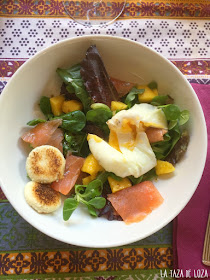 ensalada con salmón-ahumado-mango-pan-y-huevo-poché