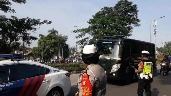 Sidang Kasus Tes Swab Kembali Digelar, Habib Rizieq Tiba di PN Jaktim