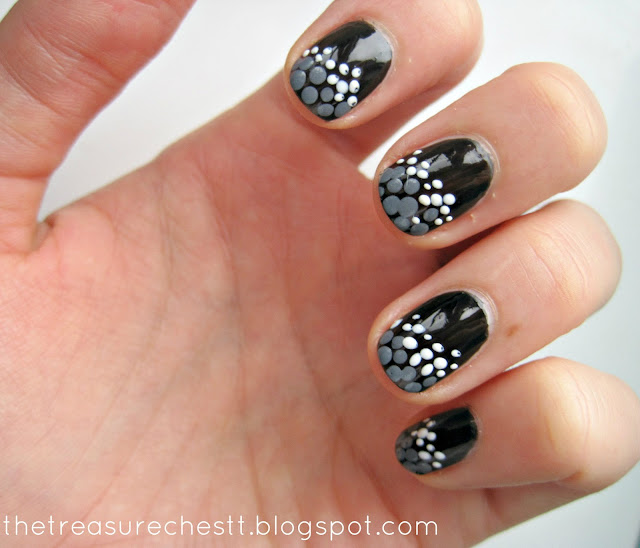 vintage polka dot pattern small big black and white manicure catrice essende kallos swatch nails vintage nails pin up nails manicure lipstick 