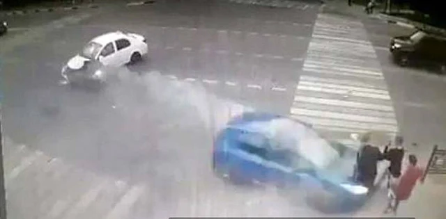 Σοκαριστικό τροχαίο με αυτοκίνητο να εκσφενδονίζει στον αέρα τρεις μαθητές (προσοχή πολύ σκληρό βίντεο)