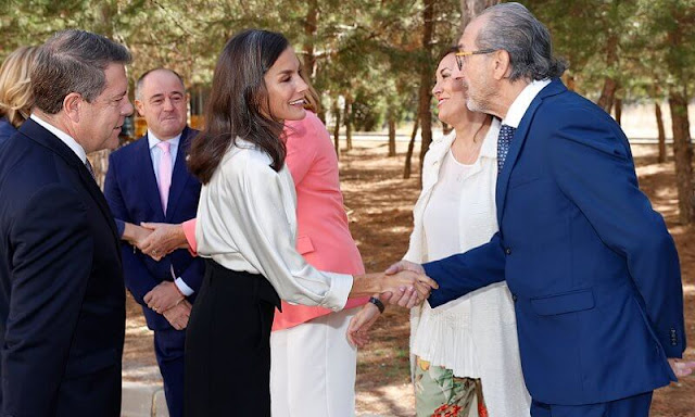 Queen Letizia wore a new Dolman sleeve shirt by Adolfo Dominguez. Hugo Boss trimie wide leg crop trousers