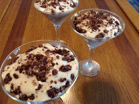 Mousse gelada de banana com "cookies"