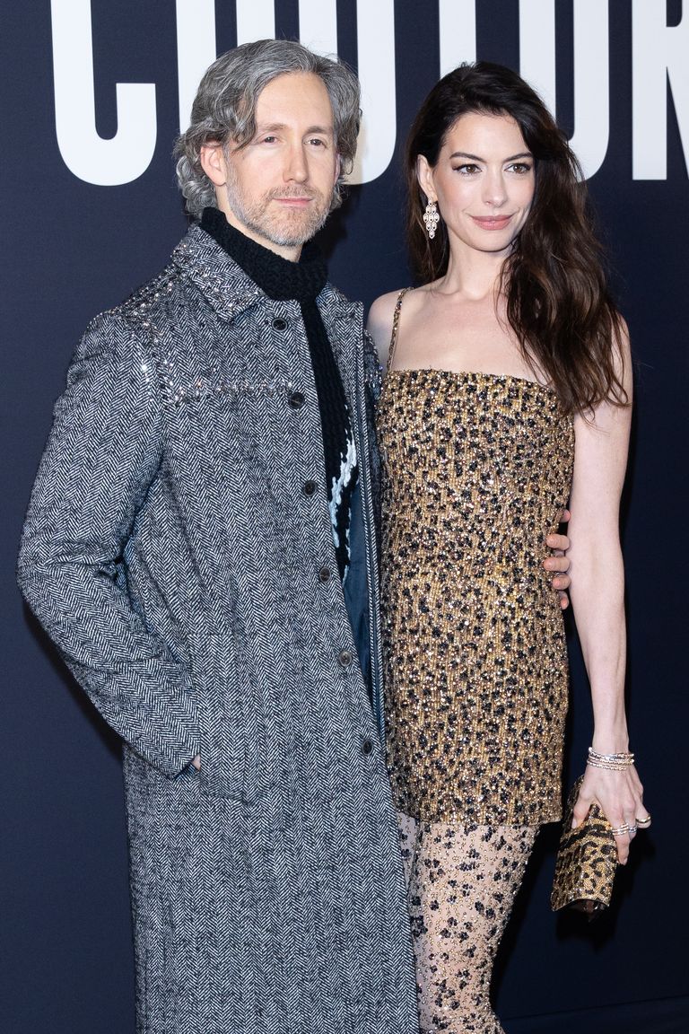 Anne Hathaway acudió al desfile de Valentino con un minivestido de pedrería con total look de leopardo