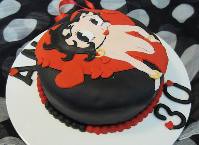 Tarta Fondant Betty Boo para cumleaños en Zaragoza, con bizcocho Sacher
