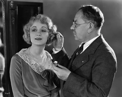 εφαρμόζει την τεχνική του στην ηθοποιό Josephine Dunn 1930 Factor applies eyeshadow to actress Josephine Dunn