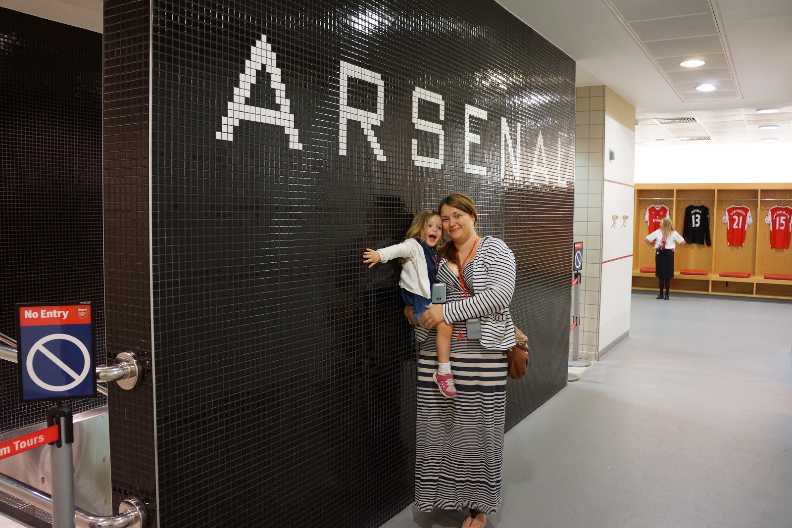 mum and daughter at Arsenal Stadium Tour players changing room
