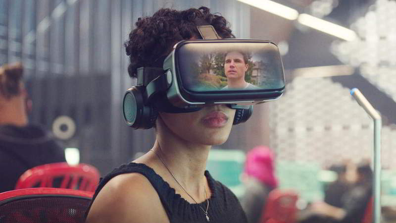 Nora y Nathan serie Upload con gafas de realidad virtual