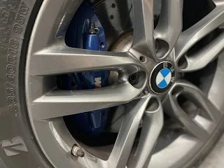 這台BMW 120i  超讚的 ，因為 2019年還在保固期 ，內裝外觀又新 。還有一些小改裝像巨石全段、小鴨尾，配備也很屌  ，雙前座電動座椅、哈曼音響、全車M化 。