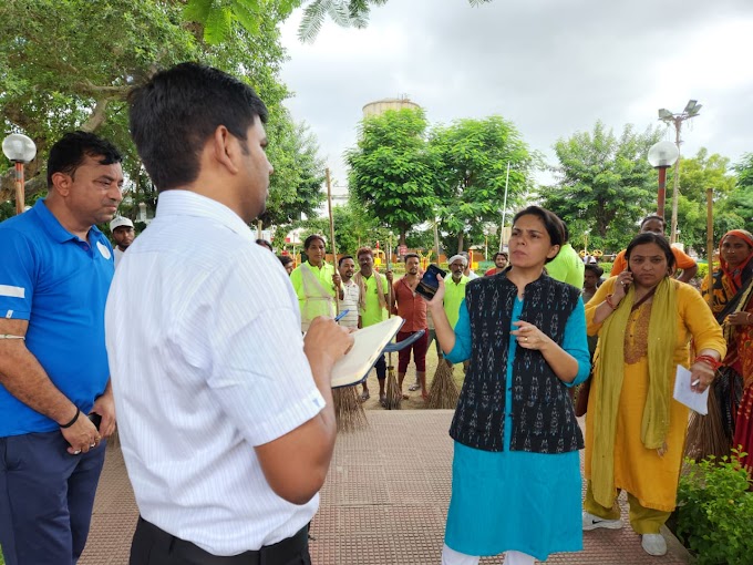 कूड़े उठाने वाले जर्जर ठेले देख बिफरी कमिश्नर, सस्पेंड करने की चेतावनी