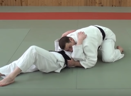 Kami-shiho-gatame – 上四方固