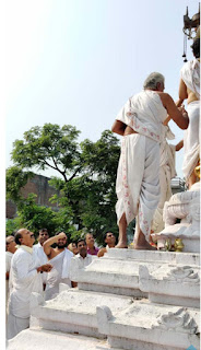 महावीर बाग मंदिर की द्वितीय प्रतिष्ठा वर्षगांठ दिवस पर मुख्य शिखर पर हुआ ध्वजारोहन