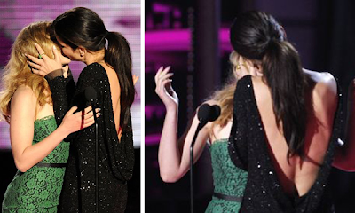 Foto del beso de Sandra Bullock a Scarlett Johansson