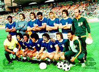 SELECCIÓN DE BRASIL - Temporada 1973-74 - Zé Maria, Leão, Marinho Peres, Luis Pereira, Marinho Chagas, Carpegiani y Admildo Chirol (preparador); Mário Américo (masajista), Valdomiro, Paulo César, Jairzinho, Rivelino, Dirceu y Nocaute Jack (masajista) - BRASIL 2 (Rivelino y Jairzinho) ARGENTINA 1 (Brindisi) - 30/06/1974 - Mundial de Alemania 1974, cuartos de final - Hannover, Alemania Federal, Niedersachsenstadion