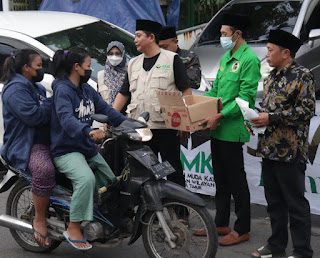 Angkatan muda Ka'bah (AMK) Partai Persatuan Pembangunan Jawa timur (PPP) Jatim , bagi bagi Takjil 