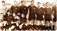 F. C. BARCELONA - Barcelona, España - Temporada 1933-34 - Nogués, Arnau, Vantolrá, Santos, Zabalo, Salas, Alcoriza; Miranda, Goiburu, Ramón y Padrón - Con Jack Domby de entrenador, el BARCELONA se clasificá penúltimo en la Liga y se salva del descenso por la ampliación de la 1ª División a la siguiente temporada