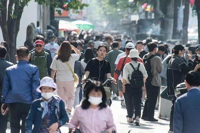 한국의 거리에 많은 사람들 이미지