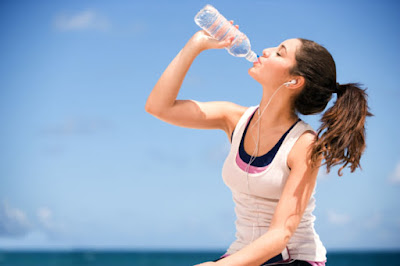 Uống nước có làm giảm cân không?