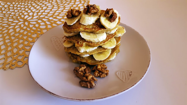 Placuszki bananowe z bananem i orzechami Banana pancakes with banana and walnuts