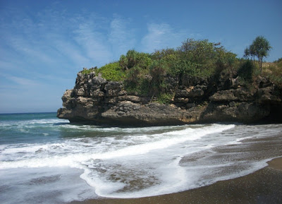 Pantai Jolosutro Blitar, Si Hitam Memanjakan Mata