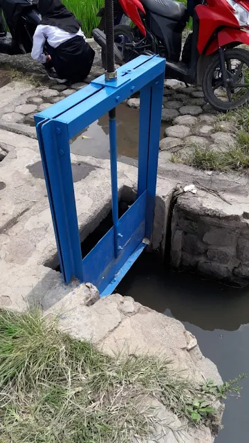 pintu air sungai saluran irigasi sawah kebun