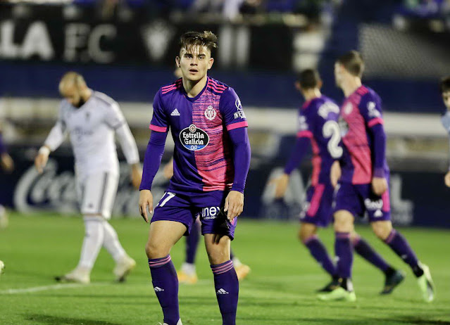 Kuki Zalazar, que juega habitualmente en el Valladolid Promesas, marcó un gol de habilidad, el segundo que marca en la competición copera. MARBELLA C. F. 2 REAL VALLADOLID C. F 3. 05/01/2021. Copa del Rey, 2ª eliminatoria. Marbella, Málaga, estadio Antonio Lorenzo Cuevas.