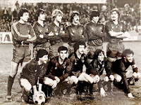 F. C. BARCELONA - Barcelona, España - Temporada 1981-82 - Urruticoechea, Moratalla, Cleo, Paco Martínez, Carrasco y Migueli; Estella, Landáburu, Andrés Ramírez, Simonsen y Ramos - C. S. HOSPITALET 1 F. C. BARCELONA 3 (Andrés Ramírez, Moratalla, Clos) - 25/02/1982 - Partido amistoso - Hospitalet de Llobregat, Barcelona, estadio Municipal de la Feixa Llarga