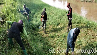 Satgas Sektor 21-7 Gelar Karya Bakti Sungai di Desa Sukasari