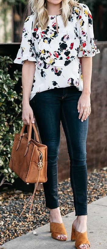 what to wear with a floral blouse : bag + skinny jeans + sandals