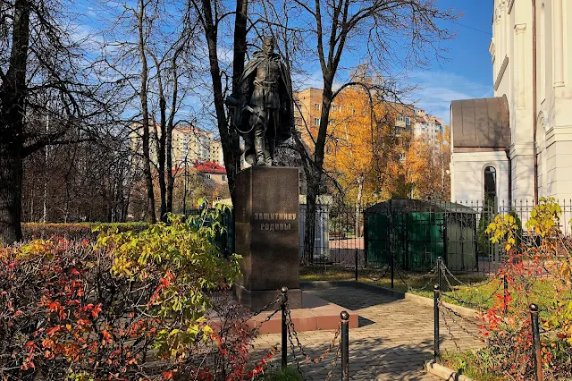 Молодогвардейская улица, памятник Защитнику Родины