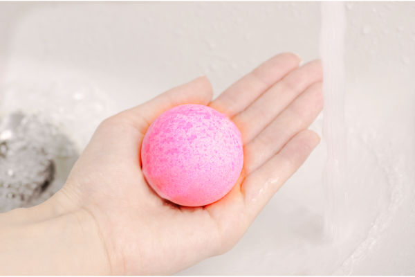 Make bath bombs at home following this easy recipe tutorial!  These are so fun for kids they will want to make bath boms again & again! #bathbomsdiyrecipes #bathboms #bathbombrecipe #bathbombs #bathbombsrecipe #howtomakebathbombs #makebathboms #recipeforbathboms #bathbombsdiyrecipes