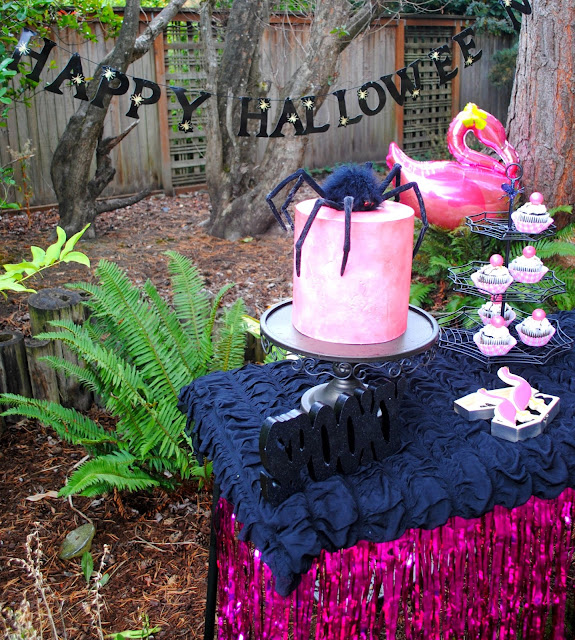 Add some flamingo's to your Halloween party. Styled by Fizzy Party