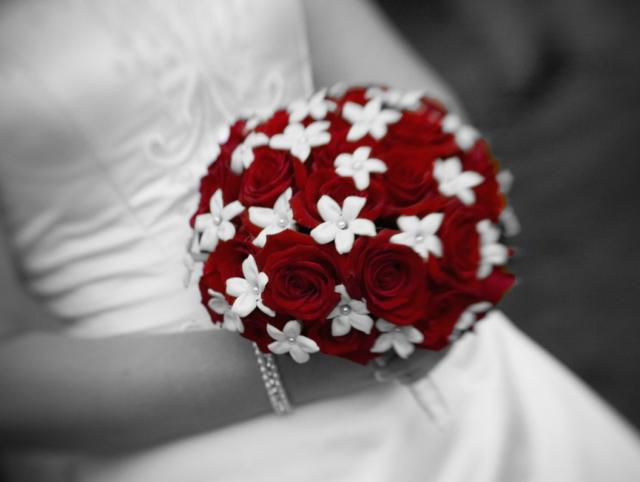 red and white wedding bouquets beautifully