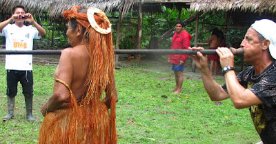 "Show" turístico en Iquitos. Nos enseñaron cómo cazaban. Les habíamos pillado vestidos con camiseta unos minutos antes.